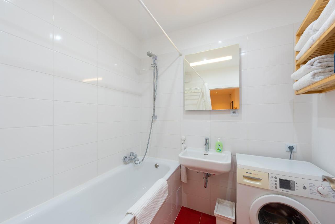 Bright Charming Apt With Terrace, Parking & Airco. Prague Exterior photo